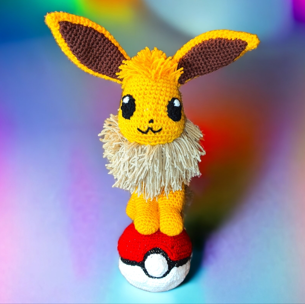 Handmade Crochet Eevee Pokemon Amigurumi Stuffed Animal Toy / Poke Ball Set